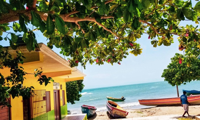 Treasure Beach Villa | Sunsets@Tiffany's Eclectic beach loft with king bed+rooftop sea/mountain views!