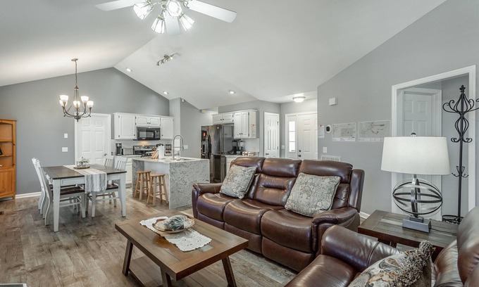 East Brainerd House | SunsetView Blvd - For Family & Friends Gatherings