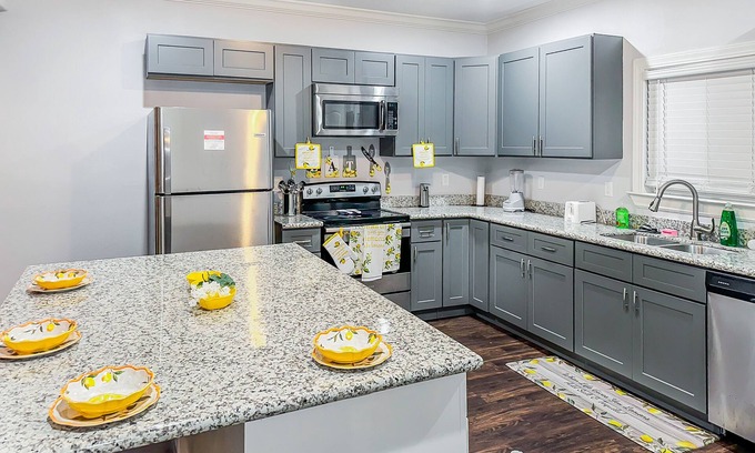 OST - South Union House | Sunshine Away Close to Downtown,NRG,Clubs,Colleges.