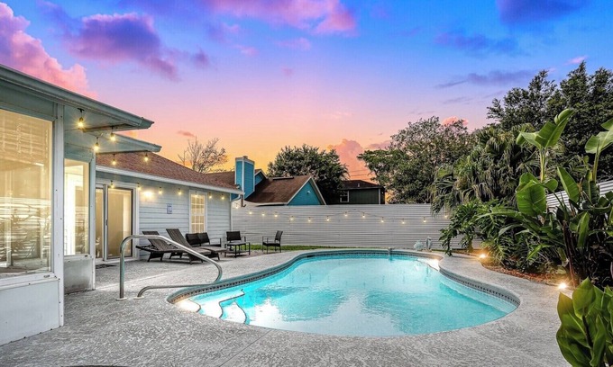 Girvin Villa | Sunshine Breeze Villa with POOL