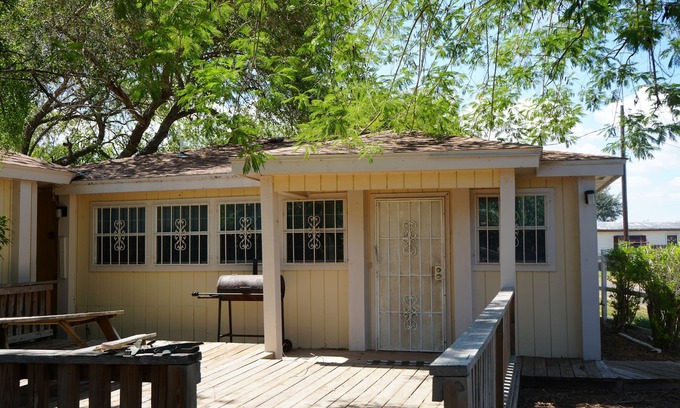 Arroyo City Cottage | Sunshine cabin with a Shared fishing pier Not waterfront