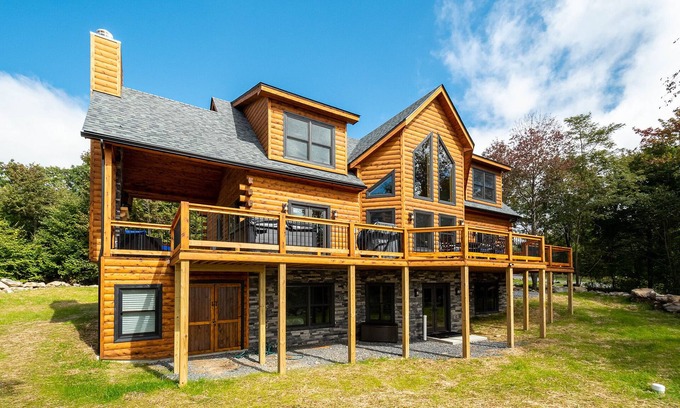 McHenry House | Sunshine Chalet | Pet Friendly, Hot Tub, Fireplace