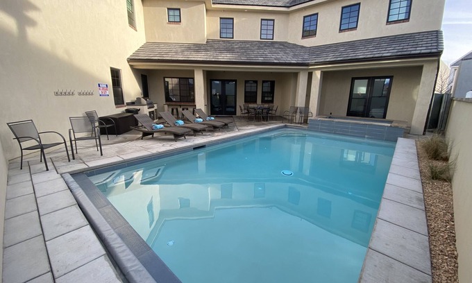 Hurricane House | SUNSHINE VILLA.SLEEPS 30, 8 BR, 8 BA, NEW 2023. Pool/Spa, Super nice and Roomy.