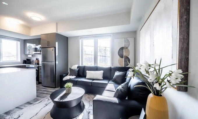 Niagara Falls House | *Sunshine x Falls* A Pristine Stacked Town + Parking
