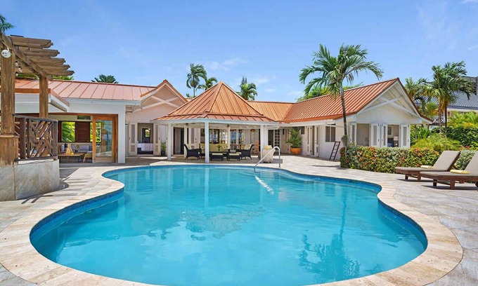 Runaway Bay Villa | Sunspot in Runaway Bay by Personal Villas - Beachfront Bliss! Private Pool