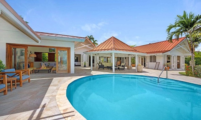 Runaway Bay Villa | Sunspot in Runaway Bay by Personal Villas - Beachfront Bliss! Private Pool