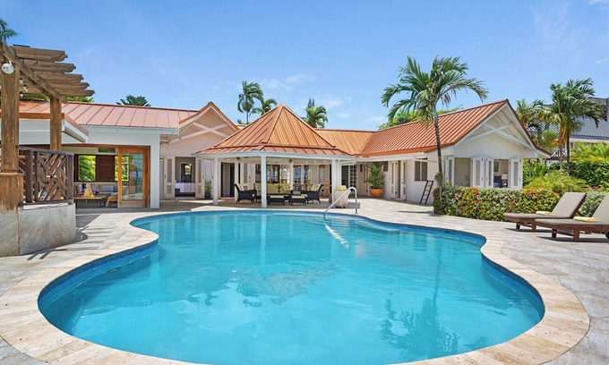 Runaway Bay Villa | Sunspot Villa 4 BEDROOMS Runaway Bay, North Coast Beach