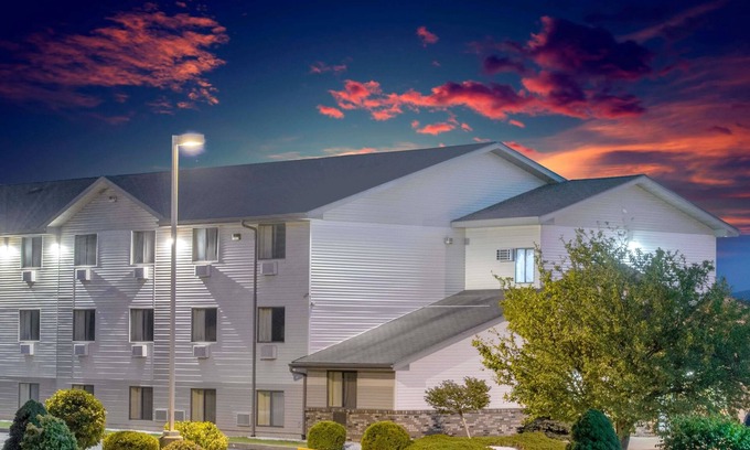 Altoona Hotel | Super 8 by Wyndham Altoona