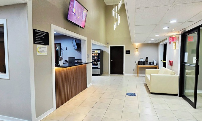 Champaign Hotel | Super 8 by Wyndham Champaign