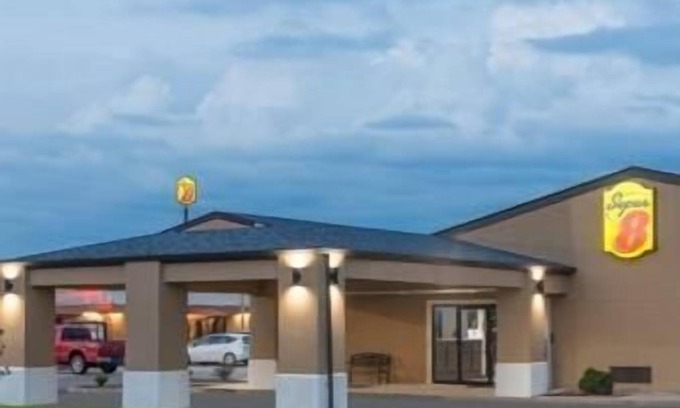 Charleston Hotel | Super 8 by Wyndham Charleston/Sikeston East MO