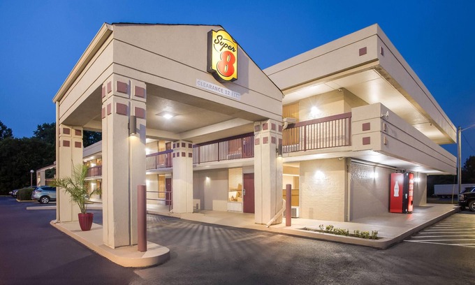 Commerce Hotel | Super 8 by Wyndham Commerce