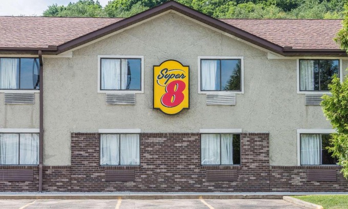 Delmont Hotel | Super 8 by Wyndham Delmont
