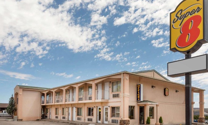 Evanston Hotel | Super 8 by Wyndham Evanston