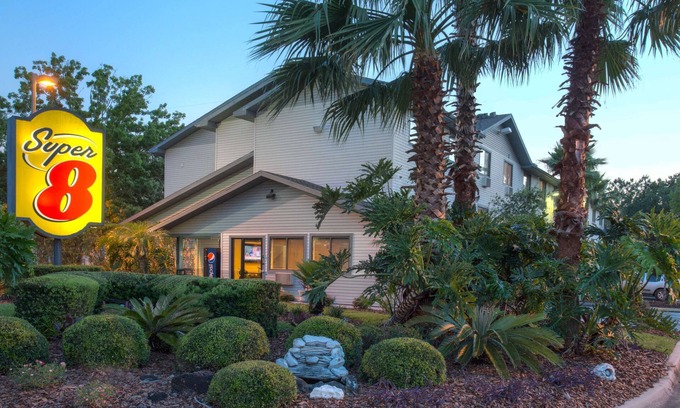 Gainesville Hotel | Super 8 by Wyndham Gainesville I-75 Hospital University Area