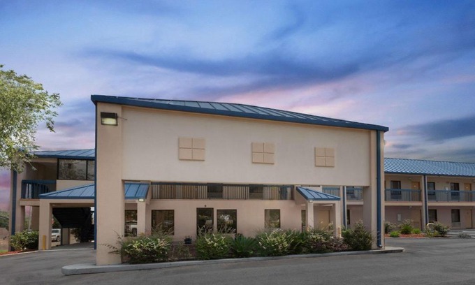 Hattiesburg Hotel | Super 8 by Wyndham Hattiesburg South