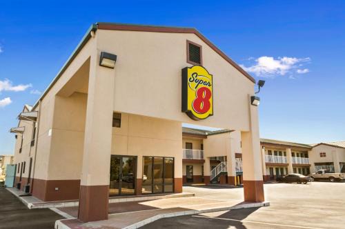 Hattiesburg Hotel | Super 8 by Wyndham Hattiesburg North - University Area
