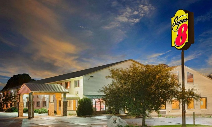 Iowa Falls Hotel | Super 8 by Wyndham Iowa Falls