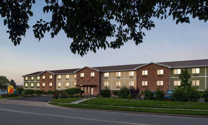 Lenexa Hotel | Super 8 by Wyndham Lenexa Overland Park/Mall Area