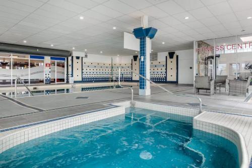Kingsland Hotel | Super 8 by Wyndham Macleod Trail Calgary