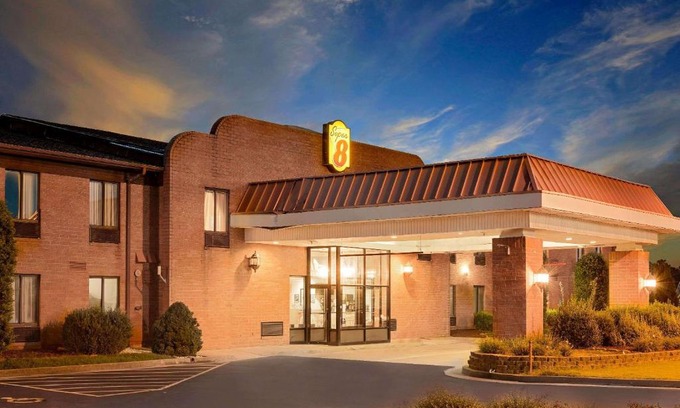 Metropolis Hotel | Super 8 by Wyndham Metropolis