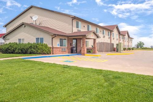 Percival Hotel | Super 8 by Wyndham Nebraska City