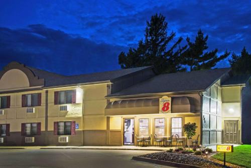 Pella Hotel | Super 8 by Wyndham Pella