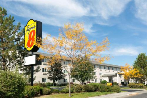 Redmond Hotel | Super 8 by Wyndham Redmond