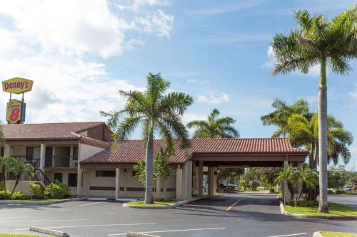 Riviera Beach Hotel | Super 8 by Wyndham Riviera Beach West Palm Beach