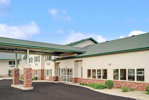 Rogers Hotel | Super 8 by Wyndham Rogers Minnesota