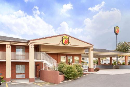 Salina Hotel | Super 8 by Wyndham Salina/Scenic Hills Area