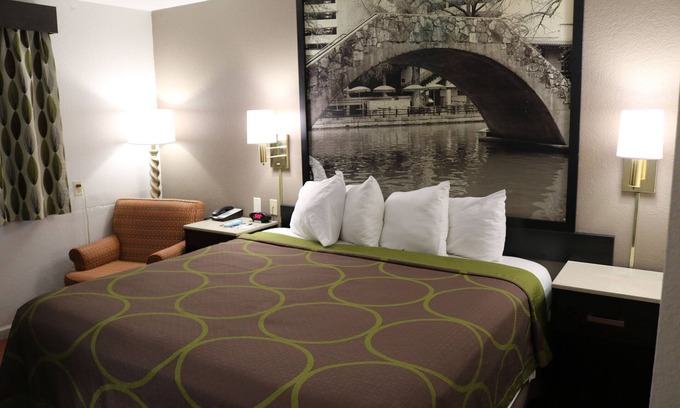 North San Antonio - SAT Hotel | Super 8 by Wyndham San Antonio/I-35 North