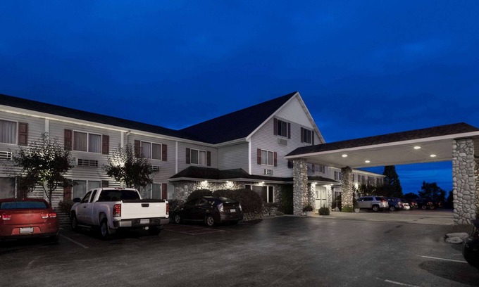 St Ignace Hotel | Super 8 by Wyndham St. Ignace