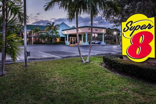 Florida North Atlantic Coast Hotel | Super 8 by Wyndham North Palm Beach