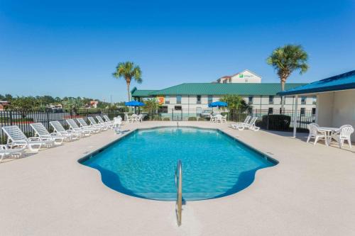 Valdosta Hotel | Super 8 by Wyndham Valdosta GA I-75