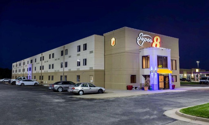 Greenwich Hotel | Super 8 by Wyndham Wichita North