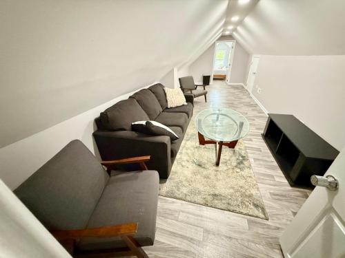 Back of the Yards House | Super Amazing Place To Stay Near Downtown! Free Parking