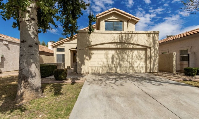 Avondale House | Super Bowl weekend stay just 5 minutes away from Cardinal stadium .