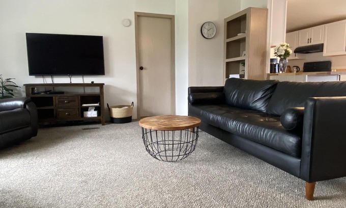 Lewiston House | Super Clean, Cozy 3 Bedroom 2 Bath, Sleeps 6 close to Hereth Park