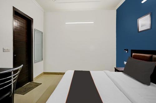 Sainik Farm Hotel | Super Collection O Agniv Residency Near Saket Metro