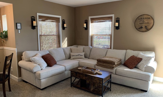 Mount Lookout House | Super Comfy Cottage ~ Central Locale ~ Pet Friendly