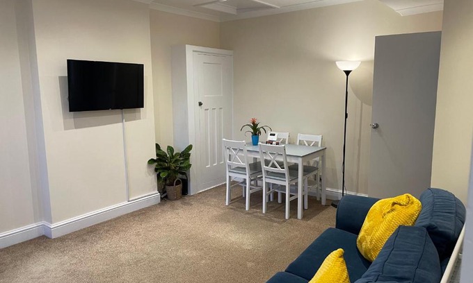 Raynes Park Apartment | SUPER CONVENIENT FOR CENTRAL LONDON - LARGE 2 DOUBLE BED apartment 30 seconds walk to platform train station and 19 mins to London Waterloo