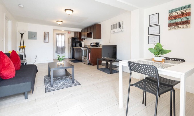 Hollywood Apartment | Super Cozy Hollywood Apt with AC/Parking/Wifi by Hard Rock Casino in Hollywood!