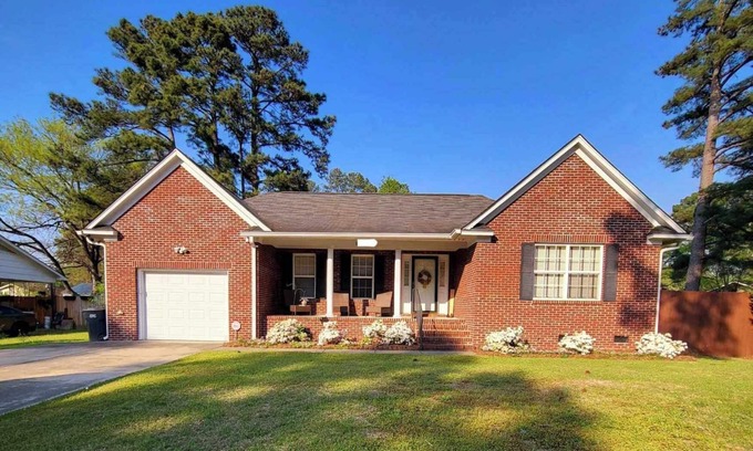 Pine Forest House | 🌟Super Cute & Comfy Charmer; Baby-Friendly; 7 miles to Ft Liberty🌟