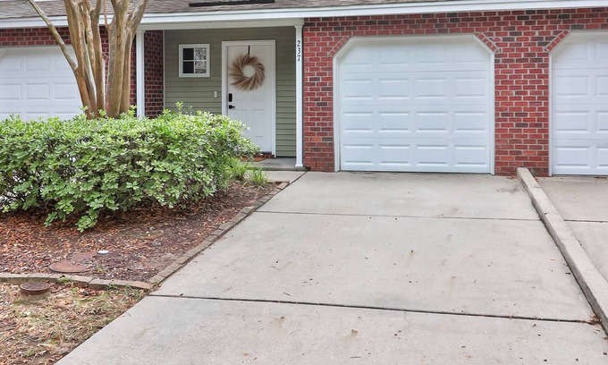 Charleston House | Super cute townhome close to all the best Charleston has to offer!