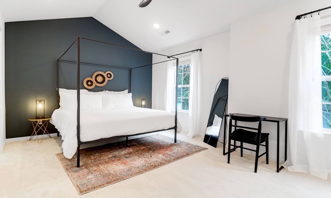 Charleston House | Super cute townhome close to all the best Charleston has to offer!