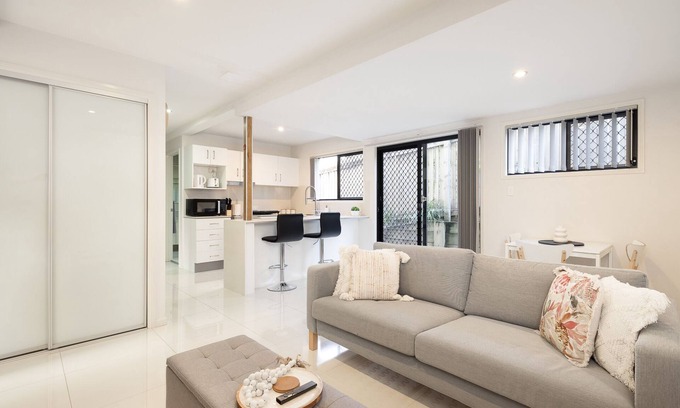 Sunnybank Apartment | Super Host! 1 Bedroom, Restaurants and Train!