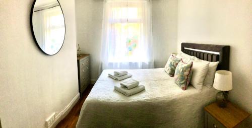 Junction Apartment | Super location 2 bedroom apartment 20 minutes from central London