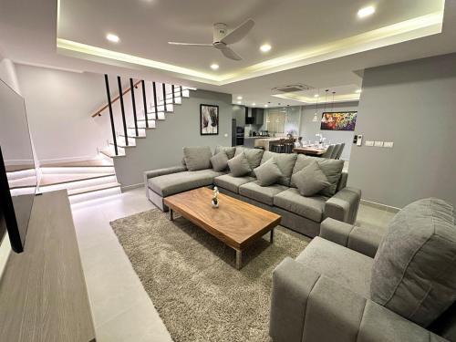 Central Pattaya Villa | Super Luxury 3 Bedroom Private Pool Villa with Jacuzzi, Near 711, 10 minutes to Walking Street and Pattaya Beach - MT8