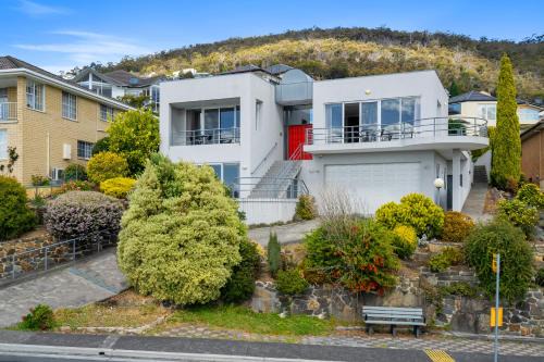 Sandy Bay House | Super nice house with sea view free parking