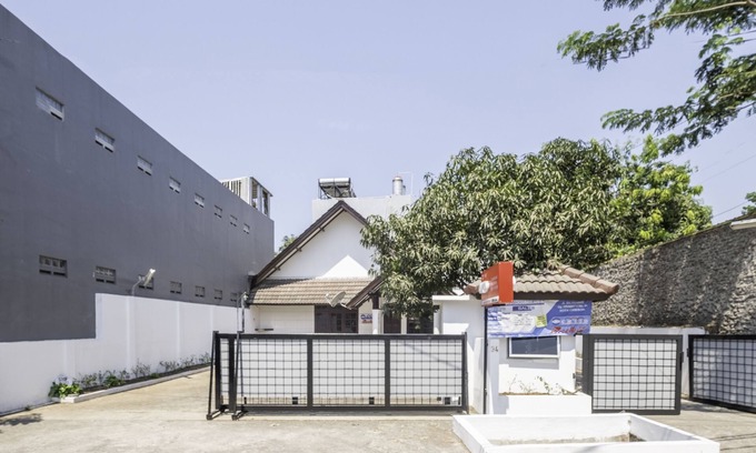 North Cirebon Hotel | Super OYO 1568 Stasiun Ka Cirebon Guest House
